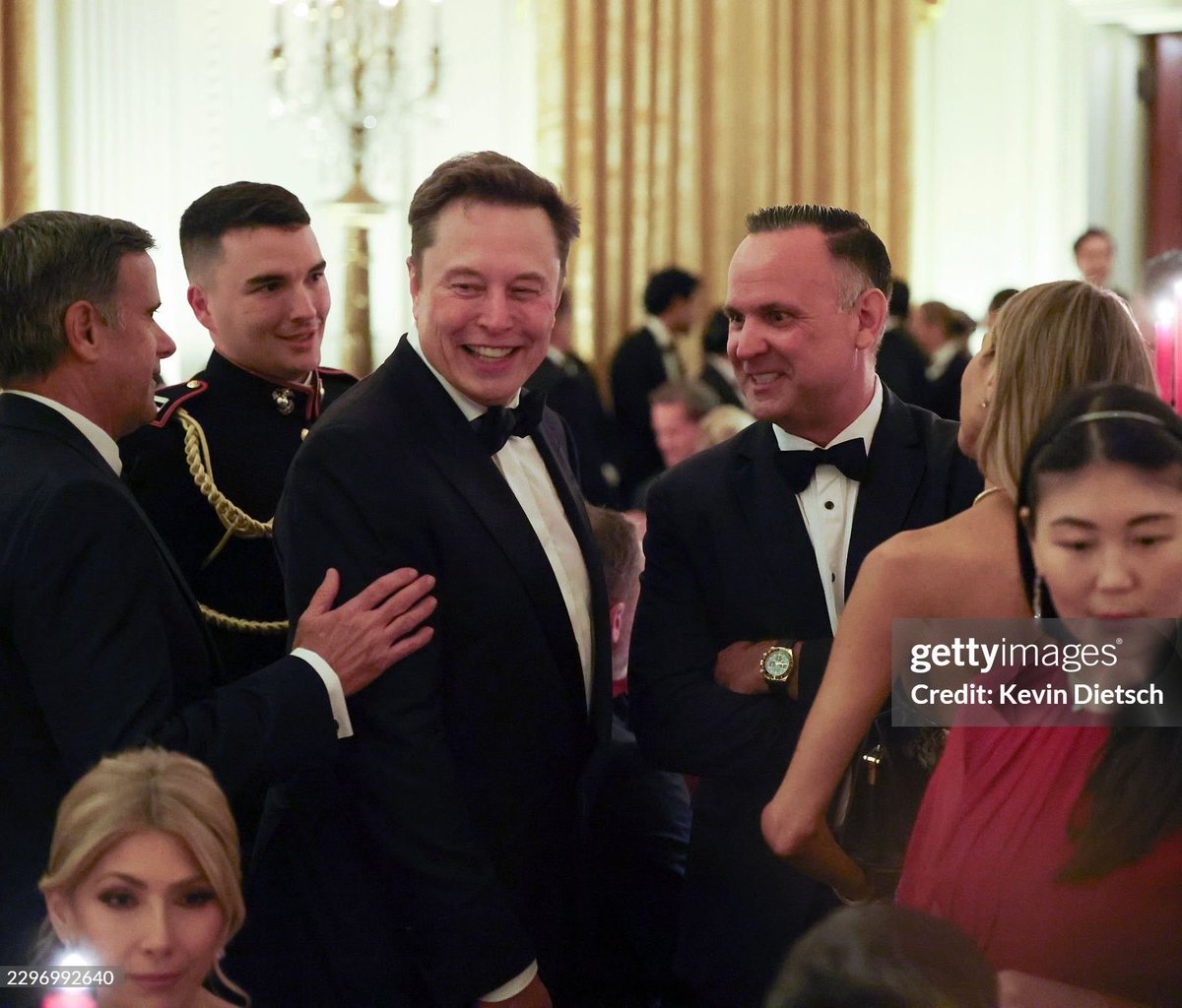 cb_doge's tweet photo. BREAKING: Elon Musk at President Trump’s White House state dinner.

📸 Kevin Dietsch/Getty Images https://t.co/L7L3VpHep7
