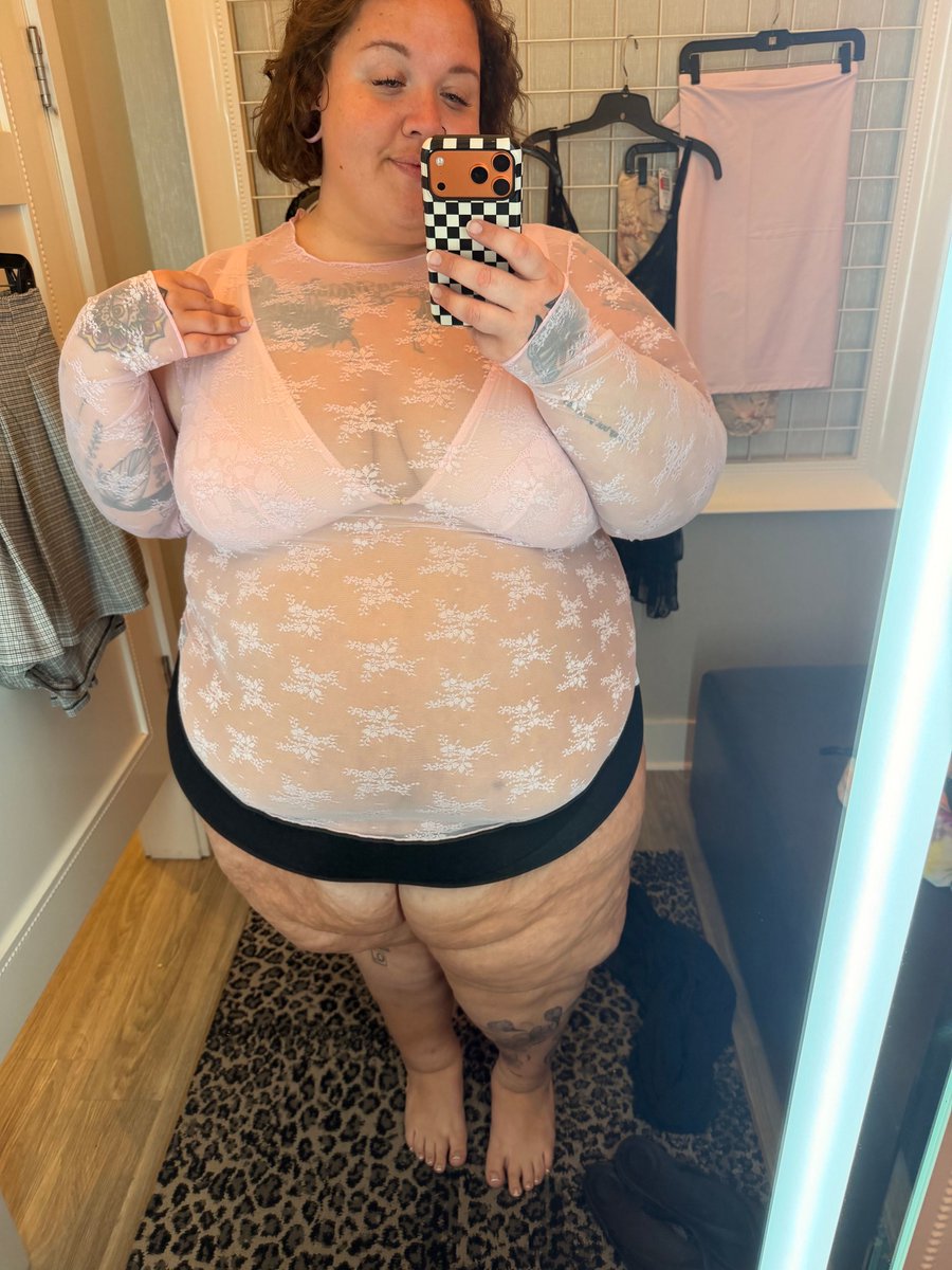 bbwjanex's tweet photo. Would you take me for cocktails? https://t.co/Y9U2c6Dl7c