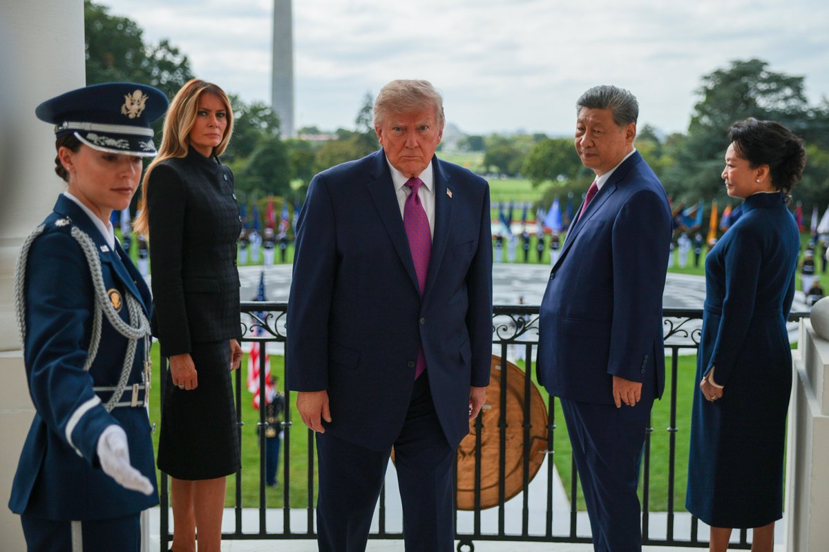 DailyLuca's tweet photo. U.S. President Donald Trump, President of China Xi Jinping along with US first lady Melania Trump and first lady of China Peng Liyuan depart a White House balcony after watching a Silent Drill Platoon Review September 24th in Washington, DC. 📸: @somogettynews @GettyImagesNews https://t.co/RNznaKmEyt