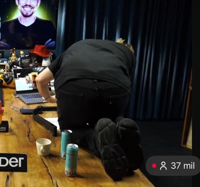 ZecaGalho00's tweet photo. @Varicocello @JuuTDV @arthurmoledoval Já lançaram, inclusive teu ídolo ficou 3 dias sem dormir, só conseguiu pregar os olhos hoje. Constrangedor. https://t.co/gIlN1NoSP3