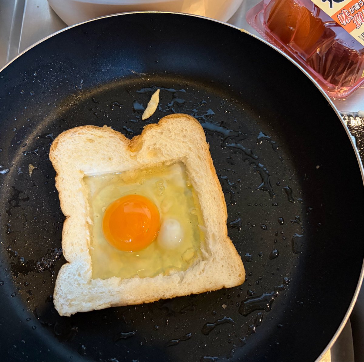 p_tan_pitako's tweet photo. 旅先で🍳

食パンの中をくり抜いて卵とチーズを乗せる焼き方は10年以上前にネットで覚えた https://t.co/uvmIFI9c1e