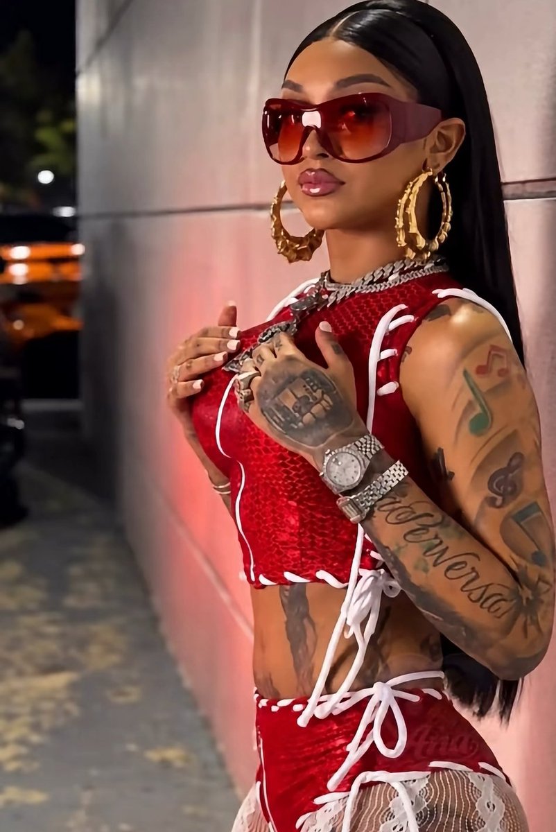 PerverFlores's tweet photo. 🔥 ¡NO LE BAJEN! Vamos todos a reproducir MONA X LA PERVERSA en YouTube y Spotify. 💜 Compártanla en sus historias de TikTok y Instagram para seguir llevándola más lejos. 👑 🦂
#ElManicomio #LaPerversa https://t.co/L3mvShFh2f
