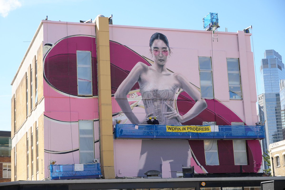 maibogs's tweet photo. A stunning, large-scale mural featuring Jennie's artwork to promote Ray Ban x Transitions lenses was created at The Old Truman Brewery, formerly the world's largest brewery and now a multi-purpose complex housing creativity, culture, and entertainment, making it one of the most popular and vibrant areas in East London, UK 🇬🇧