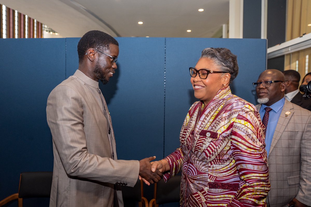 PR_Senegal's tweet photo. Le @PR_Diomaye s’est entretenu avec la Première ministre de la #RDC. La coopération bilatérale, les enjeux sécuritaires en Afrique et l’élection du prochain SG de l’#ONU, pour laquelle le Sénégal soutient la candidature de M. @Macky_Sall, étaient au cœur des échanges. #UNGA81 https://t.co/fjgnqAeKuJ