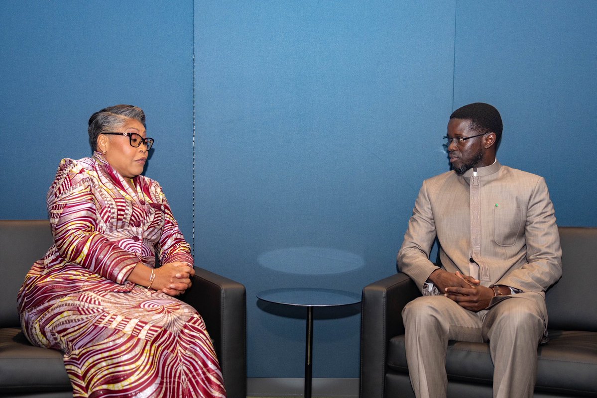 PR_Senegal's tweet photo. Le @PR_Diomaye s’est entretenu avec la Première ministre de la #RDC. La coopération bilatérale, les enjeux sécuritaires en Afrique et l’élection du prochain SG de l’#ONU, pour laquelle le Sénégal soutient la candidature de M. @Macky_Sall, étaient au cœur des échanges. #UNGA81 https://t.co/fjgnqAeKuJ