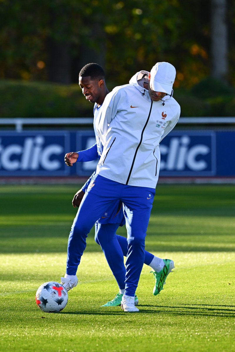 ActuFoot_'s tweet photo. NON ZIDANE 🇫🇷 "NE PARTICIPE PAS AUX OPPOSITIONS À L’ENTRAÎNEMENT ni "NE DEMANDE À SES JOUEURS DES ROULETTES". 😭❌

Raphaël VARANE 🇫🇷 EXPLIQUE 👇 :

🗣️ « Bien sûr qu’il s’en rend compte que les joueurs n’ont pas tous les mêmes aptitudes que lui.

Il a cette capacité et cette clairvoyance à s’adapter aux qualités des uns et des autres. Moi, il me donnait des conseils alors que j’étais défenseur central. 

Il ne s’attend pas à ce que tout le monde fasse des roulettes sur le terrain ! 😁 (…)

Aux entraînements, il participe surtout au niveau des petites séances de tirs. Mais c’est plus ponctuel, sur un petit toro ou un exercice de passes. 

La qualité de passes, il ne la perd pas, donc il peut se permettre d’envoyer quelques galettes aux attaquants ! 😁

Mais il ne va pas participer aux oppositions, non. »

🎙️ @lequipe