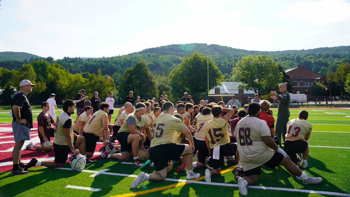 norwichnews's tweet photo. During #NavyWeek, RDML Brett W. Mietus visited @NorwichFB to share a message bigger than football: make every rep, practice and moment count. 

Thanks Navy Office of Community Outreach! 

🔗 https://t.co/jCZRnXUoeb

#NorwichForever #RollWick #d3fb #NavyOutreach @NorwichCadets https://t.co/TygIU2ewR5