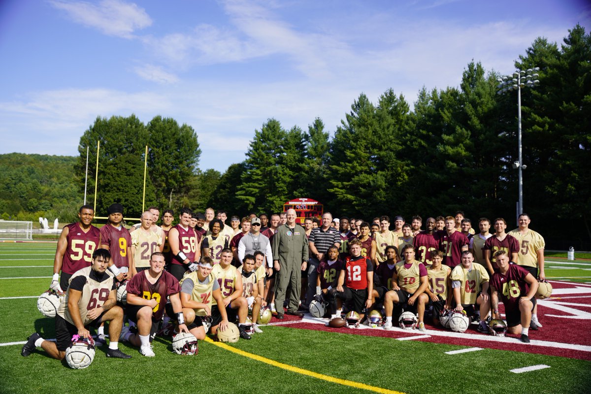 norwichnews's tweet photo. During #NavyWeek, RDML Brett W. Mietus visited @NorwichFB to share a message bigger than football: make every rep, practice and moment count. 

Thanks Navy Office of Community Outreach! 

🔗 https://t.co/jCZRnXUoeb

#NorwichForever #RollWick #d3fb #NavyOutreach @NorwichCadets https://t.co/TygIU2ewR5