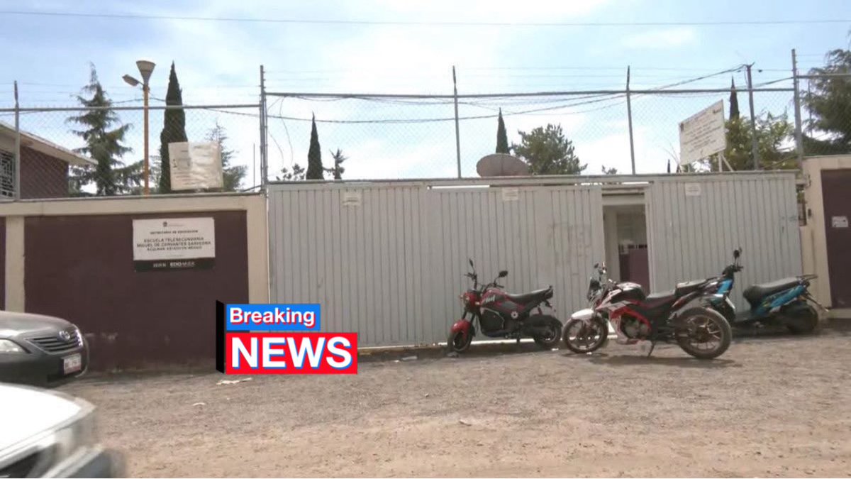 HalconOnce's tweet photo. TRAGEDIA EN ESCUELA DE ACOLMAN
Un alumno de 12 años murió durante el recreo dentro de la #Telesecundaria Miguel de Cervantes Saavedra, en #Totolcingo, #Acolman, #Edomex.
El menor se acercó a la tienda escolar y se desvaneció.
Paramédicos llegaron al plantel, pero confirmaron que ya no tenía signos vitales.
Se mencionó inicialmente un posible problema cardíaco; la causa será determinada por los estudios periciales.
Fiscalía y policías acordonaron el lugar. Alumnos y personal fueron desalojados.
Un recreo terminó en tragedia.
#HalconOnce ⚡️🦅