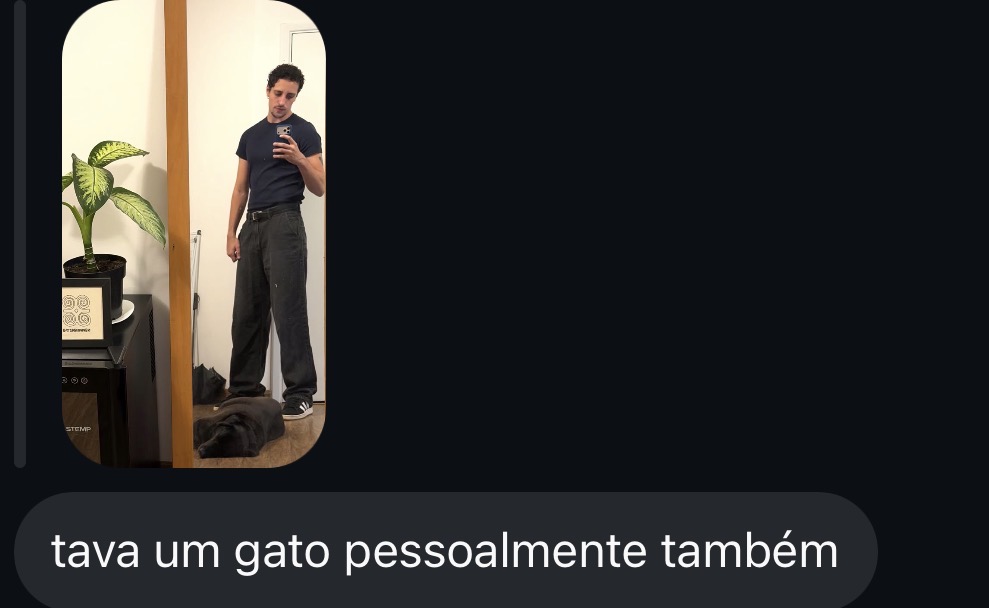 brenwww's tweet photo. Achei essa nas solicitacoes e nao consigo pensar em outra situacao q me viram a nao ser em pé no samba no meio da rua macetando uma esfirra maior q minha cara com minhas próprias mões pqp a gente nao pode vacilar nunca msm nao tava nem na minha cidade https://t.co/EDkl6Tx9mZ