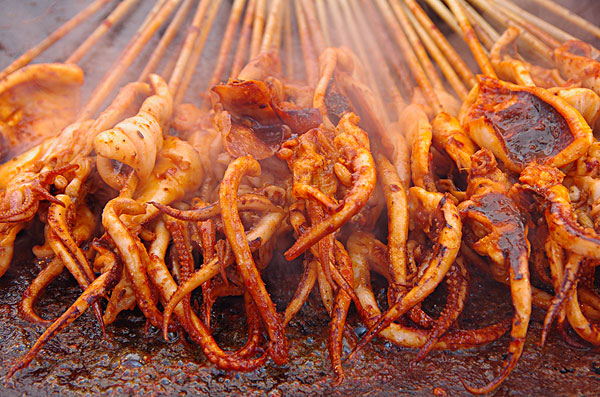 BellVilandre's tweet photo. Craving late-night street eats! Grilled squid skewers with spicy seasoning = pure street food bliss https://t.co/oPJKGxsmy2
