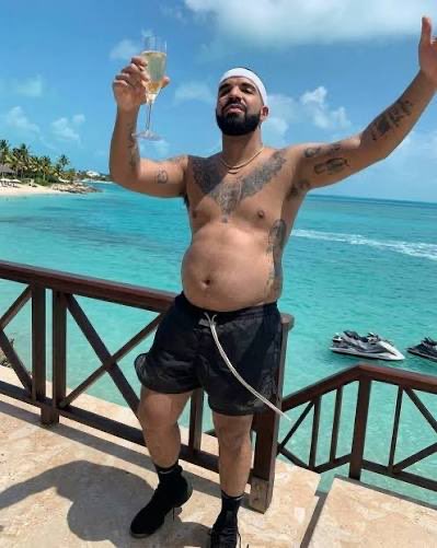 pocxets's tweet photo. Frederick Van Feet 🦶 in Cancun after their first round loss in the play-in tournament #pipsqueak #beerbelly https://t.co/IMdknupxRZ