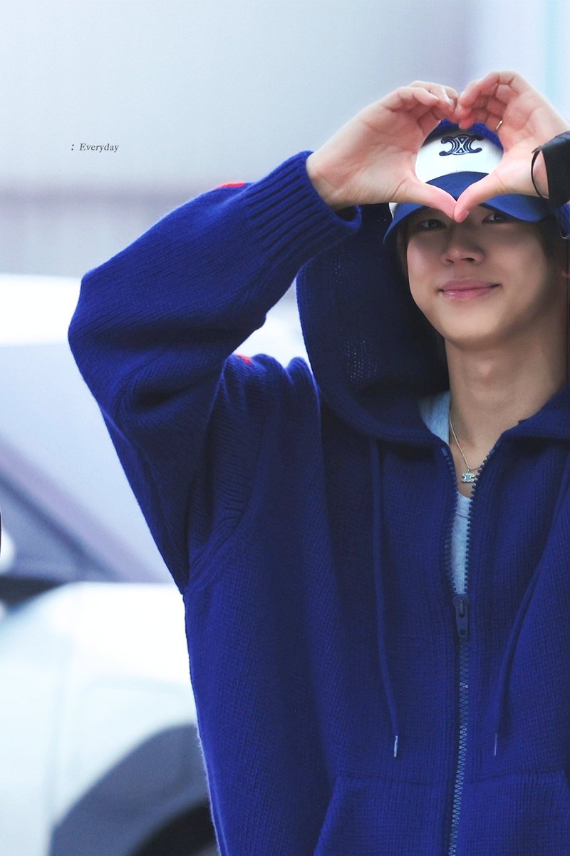everyday24700's tweet photo. 260925 ICN

🫶

#투어스 #도훈 #김도훈 #TWS #DOHOON #ドフン #道勋 https://t.co/0jauZAMpZD