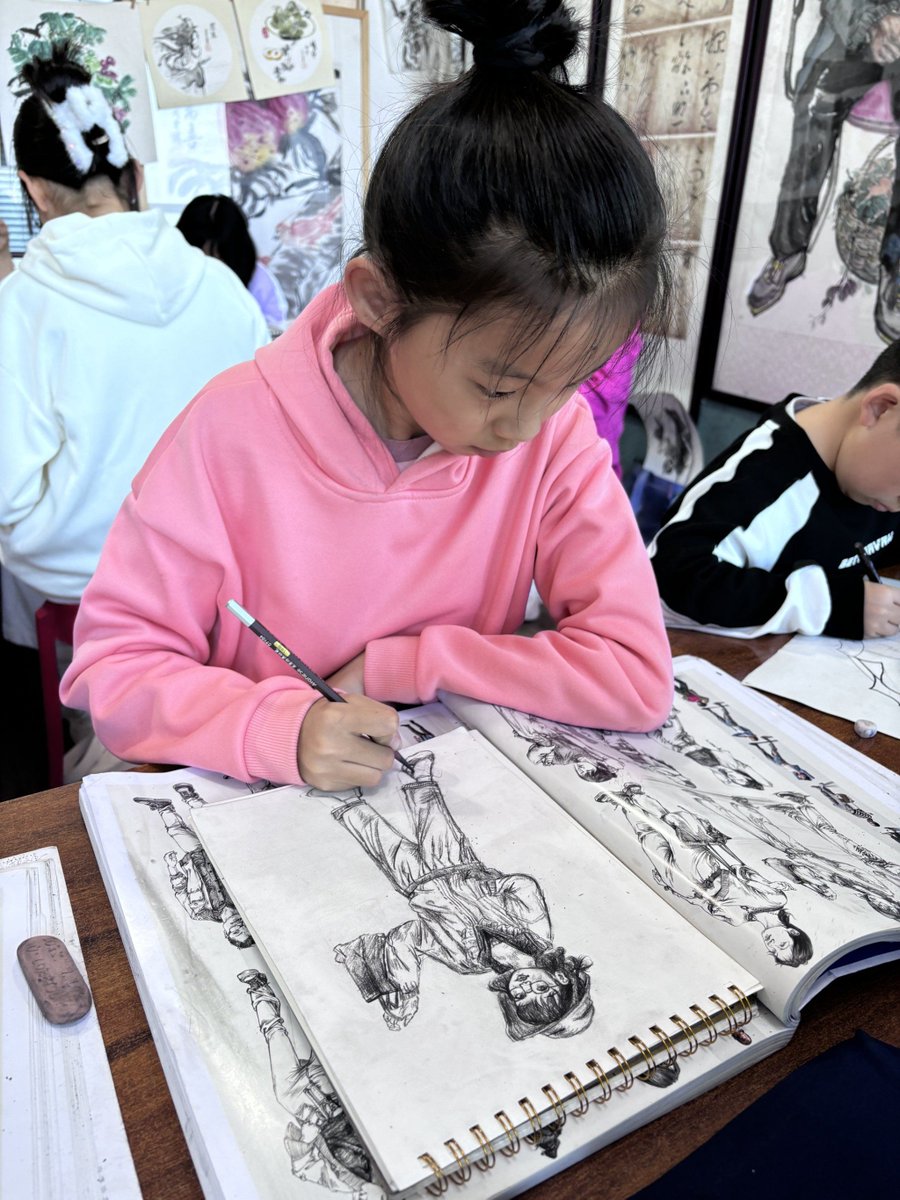 KalynHeitzijst's tweet photo. Immersed in a 30-minute sketch workshop for beginners—turning blank paper into tiny, vivid story fragments, no prior skills needed! Creative joy is for everyone. https://t.co/XqVFOnZdQC