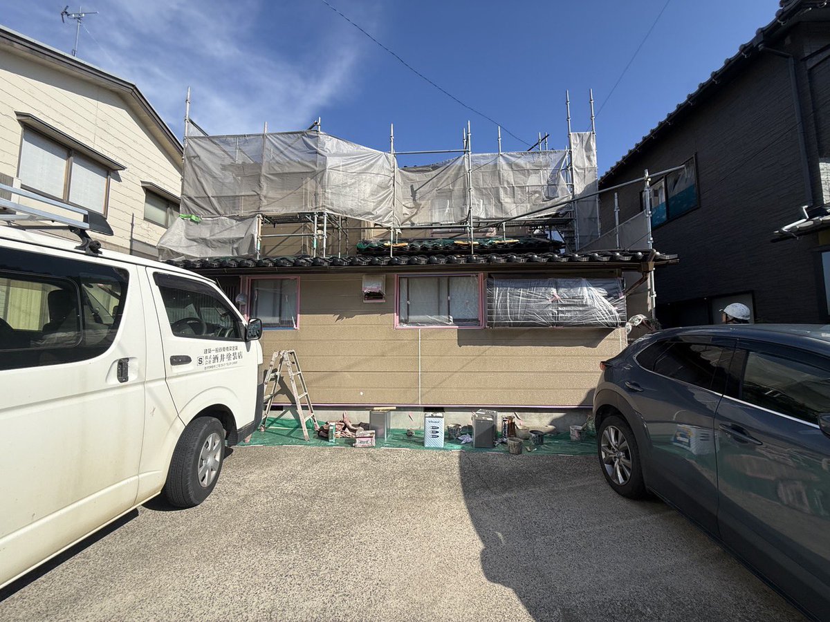 yoshihilo11's tweet photo. 青空の下、塗装工事中です☀️

外壁の塗り替えは、お家の印象が変わるのはもちろん、
雨風から建物を守るための大切なお手入れでもあります。

どんな仕上がりになるか、完成が楽しみです！

#塗装工事 #外壁塗装 #住宅リフォーム #岡田工務店 #津幡町 https://t.co/haJhC10DCa