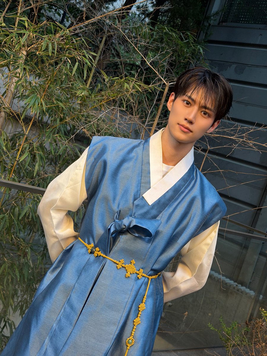 LUN8_members's tweet photo. [#이안]
즐거운 추석 보내용🥰

#루네이트 #LUN8 #Ian #추석 https://t.co/keu9imKw8P