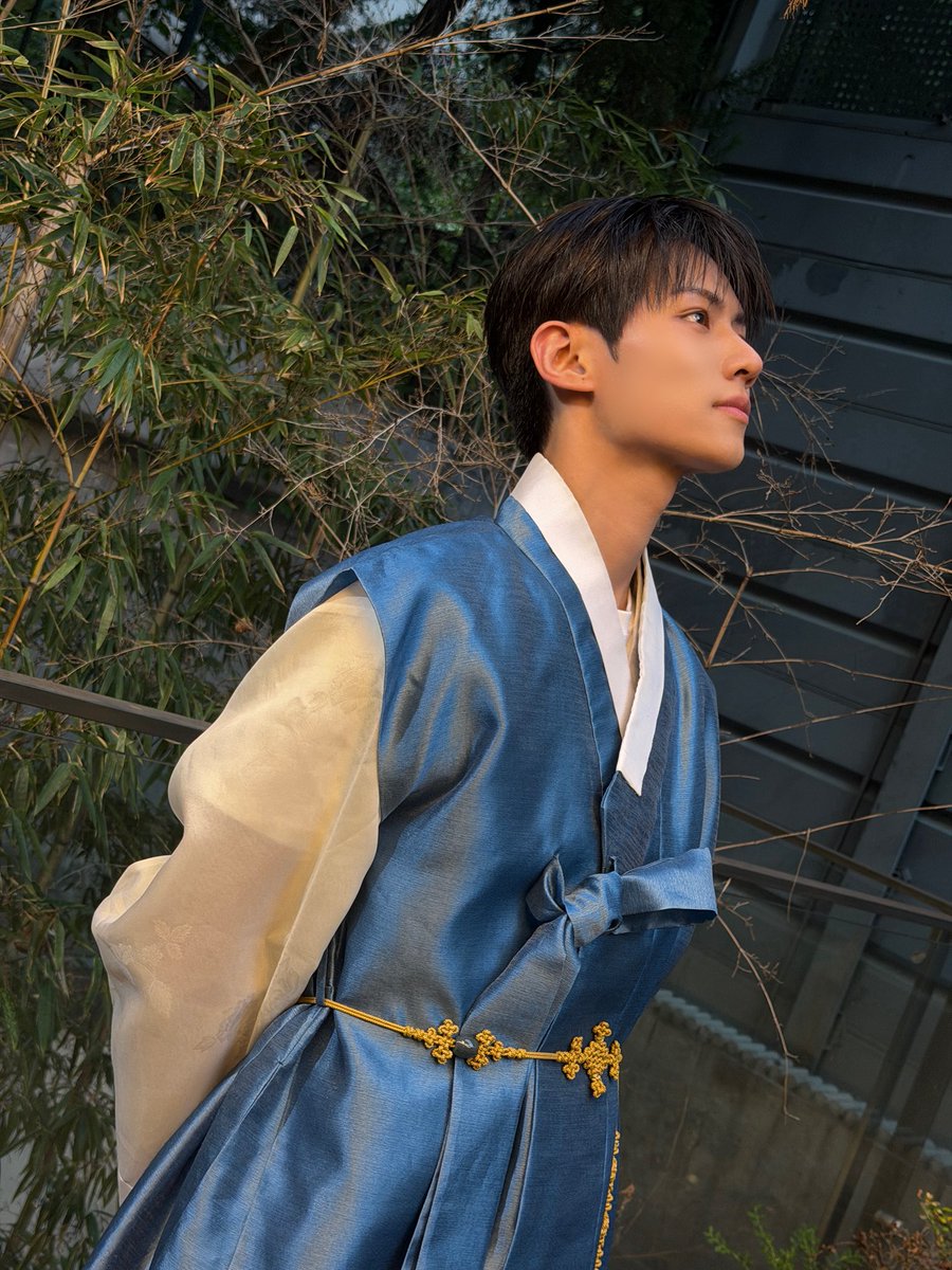 LUN8_members's tweet photo. [#이안]
즐거운 추석 보내용🥰

#루네이트 #LUN8 #Ian #추석 https://t.co/keu9imKw8P