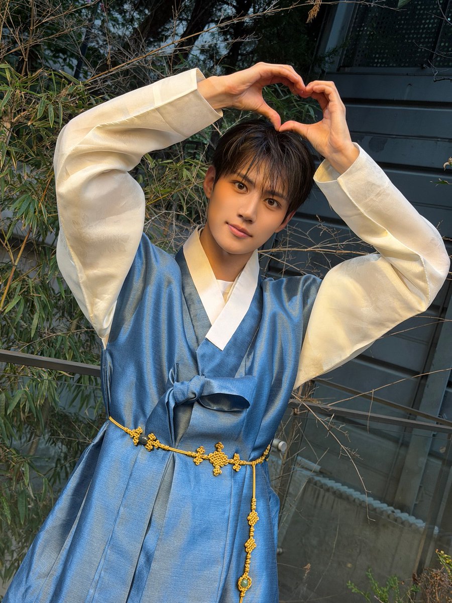 LUN8_members's tweet photo. [#이안]
즐거운 추석 보내용🥰

#루네이트 #LUN8 #Ian #추석 https://t.co/keu9imKw8P