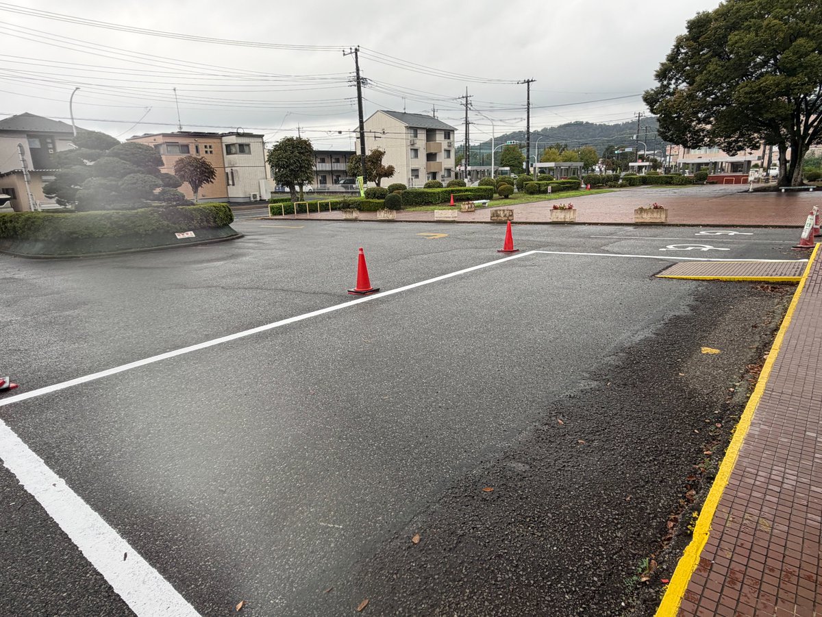 ashikagagym's tweet photo. [9月の整備日]
駐車場の区画ラインを引きなおしました！🚗

⚠️ご利用の際は、必ず区画内への駐車をお願いいたします。駐車エリア以外への駐車は、通行や緊急車両の進入の妨げとなる場合があります。🚨🚑
安全確保のためご理解とご協力をお願いいたしします。 https://t.co/c3NutcRRii