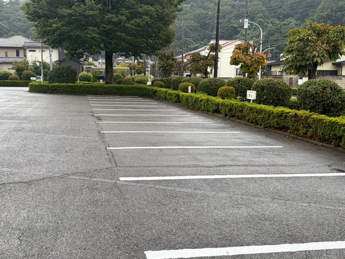 ashikagagym's tweet photo. [9月の整備日]
駐車場の区画ラインを引きなおしました！🚗

⚠️ご利用の際は、必ず区画内への駐車をお願いいたします。駐車エリア以外への駐車は、通行や緊急車両の進入の妨げとなる場合があります。🚨🚑
安全確保のためご理解とご協力をお願いいたしします。 https://t.co/c3NutcRRii