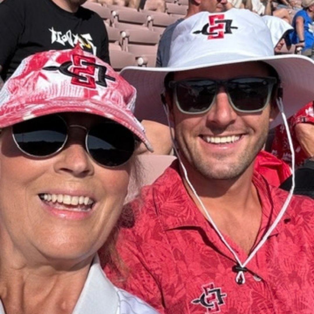 sdsualumni's tweet photo. When the Aztecs hit the road, our community shows up. ❤️🖤

Thank you to everyone who cheered on SDSU at the Rose Bowl! It was great seeing our community come together and show their Aztec pride. https://t.co/s4qpU0EGLX