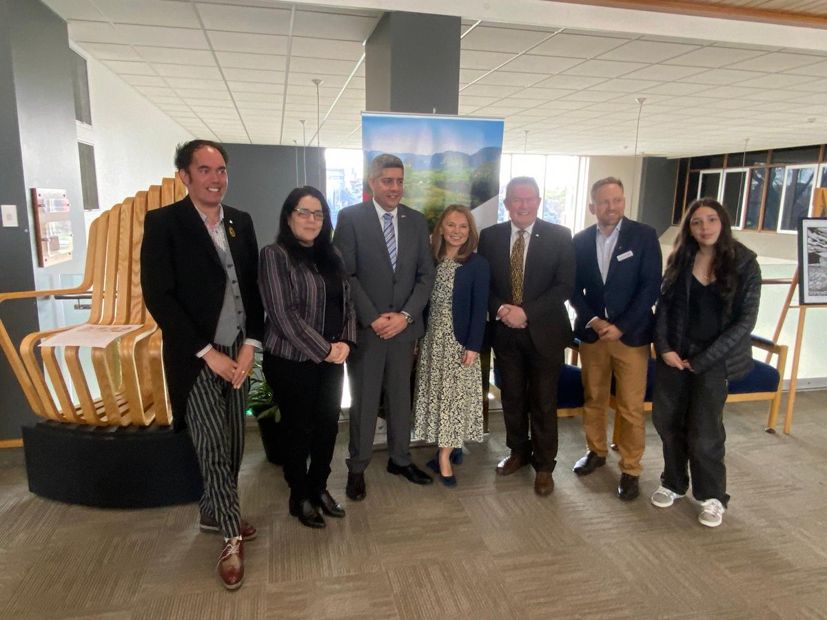 LuisMorejonR's tweet photo. 🇨🇺🇳🇿 Hoy me despedí del Arts, Culture and Heritage Committee de Palmerston North tras 3 años en Aotearoa.
Gracias al alcalde Grant Smith y a toda la comunidad por una amistad que trasciende la diplomacia.
He tangata. He tangata. He tangata. ❤️
#Cuba #PalmerstonNorth https://t.co/LRRuMTtCwa