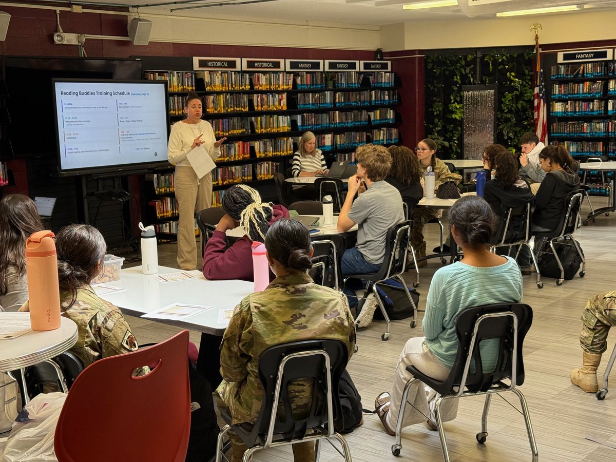 HFFMCSD's tweet photo. More than 30 #JIO Reading Buddies participated in training Tue. to prepare for monthly visits with FMES 1st graders. Throughout the year, they'll read, learn, and build friendships together. Some of these high school students were once #FMES Reading Buddies themselves! #HFFMCSD https://t.co/an9ggBaxOU