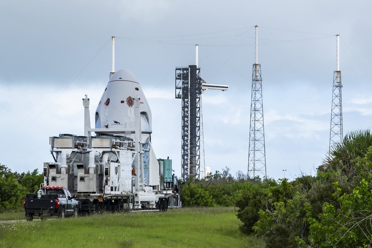 SpaceX's tweet photo. Dragon arrives at pad 40 ahead of the upcoming Crew-13 launch to the @Space_Station → https://t.co/l8scSzMfaO https://t.co/yJCF6Ao4q1
