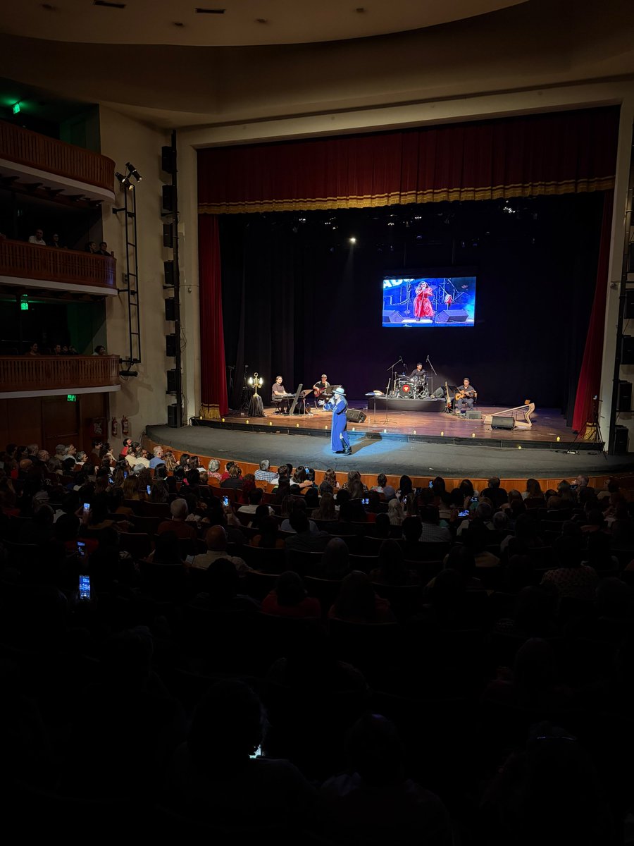 RadioLibrePy's tweet photo. @lizzabogado llenó el Teatro Municipal en la celebración con su público en sus 45 años de carrera artística. Los aplausos resonaron en el mayor centro artístico del Paraguay. https://t.co/W4hZPBWT8c