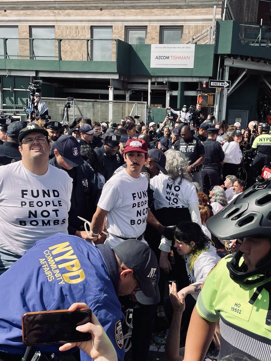 unionGustavo's tweet photo. No war criminals in NY.

While the UN welcomed Netanyahu, socialists joined hundreds of NYers in the streets to protest the ongoing genocide in Palestine and demand an end to wars on our dime.

I joined them and put my body on the line because nobody is free until we’re all free. https://t.co/LrCeZ2btnZ