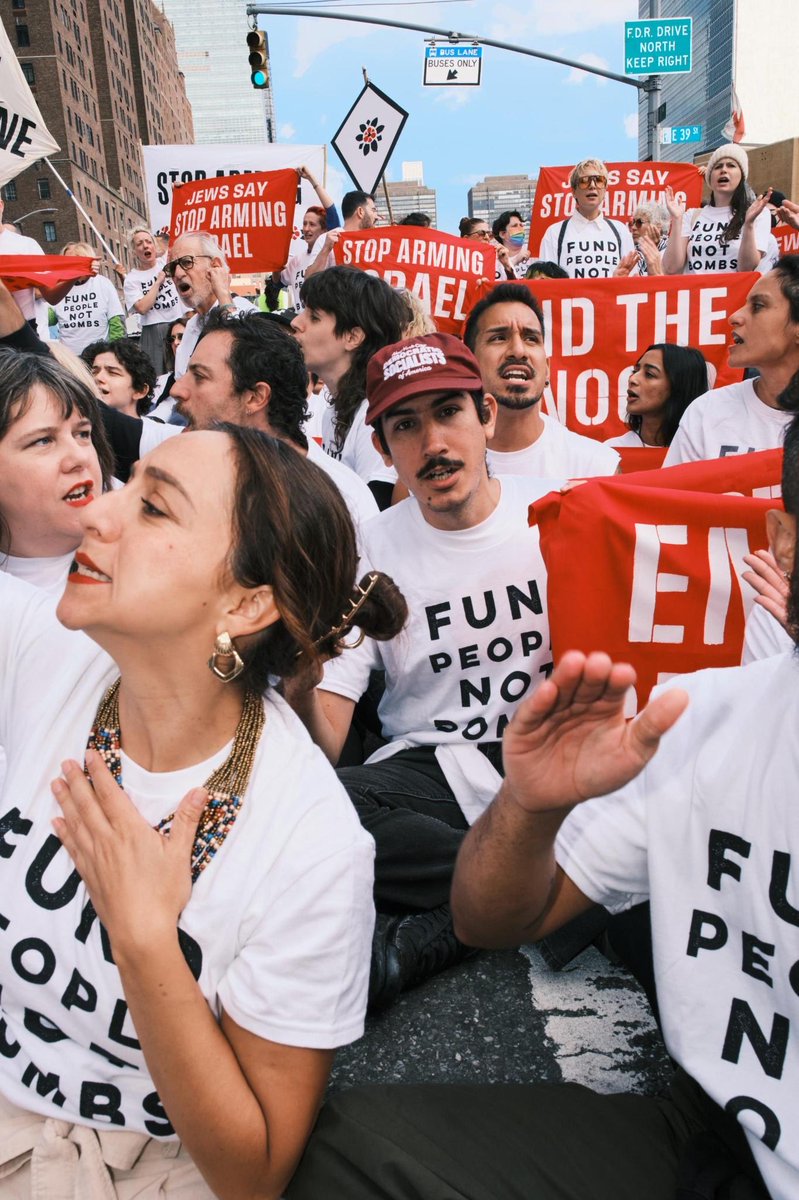 unionGustavo's tweet photo. No war criminals in NY.

While the UN welcomed Netanyahu, socialists joined hundreds of NYers in the streets to protest the ongoing genocide in Palestine and demand an end to wars on our dime.

I joined them and put my body on the line because nobody is free until we’re all free. https://t.co/LrCeZ2btnZ