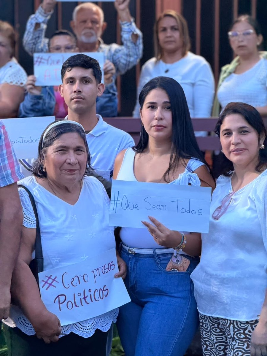VoluntadPopular's tweet photo. 🙏 En Barinas, venezolanos se unen en oración en honor a Nuestra Señora de Las Mercedes, elevando sus plegarias por quienes permanecen injustamente detenidos por razones políticas.

🧡 ¡Libertad para todos los presos políticos! https://t.co/LVbVBvXl2t
