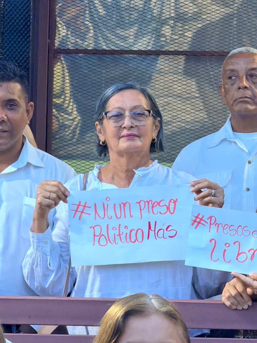 VoluntadPopular's tweet photo. 🙏 En Barinas, venezolanos se unen en oración en honor a Nuestra Señora de Las Mercedes, elevando sus plegarias por quienes permanecen injustamente detenidos por razones políticas.

🧡 ¡Libertad para todos los presos políticos! https://t.co/LVbVBvXl2t