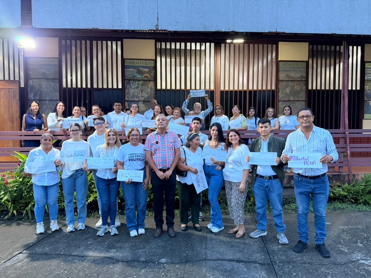 VoluntadPopular's tweet photo. 🙏 En Barinas, venezolanos se unen en oración en honor a Nuestra Señora de Las Mercedes, elevando sus plegarias por quienes permanecen injustamente detenidos por razones políticas.

🧡 ¡Libertad para todos los presos políticos! https://t.co/LVbVBvXl2t