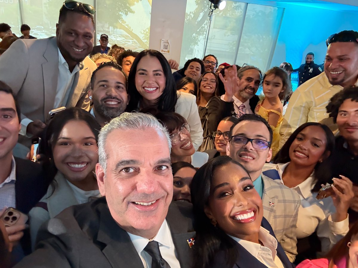 enmanuelrm's tweet photo. 300 becas para jóvenes dominicanos en Nueva York: 100 de grado, 100 de posgrado y 100 tecnológicas en el ITLA. 🇩🇴🎓

Una iniciativa que apuesta al talento, el esfuerzo y el mérito, sin cuñas ni privilegios. La pregunta es: 

¿Aprovechará la diáspora esta gran oportunidad para formarse?