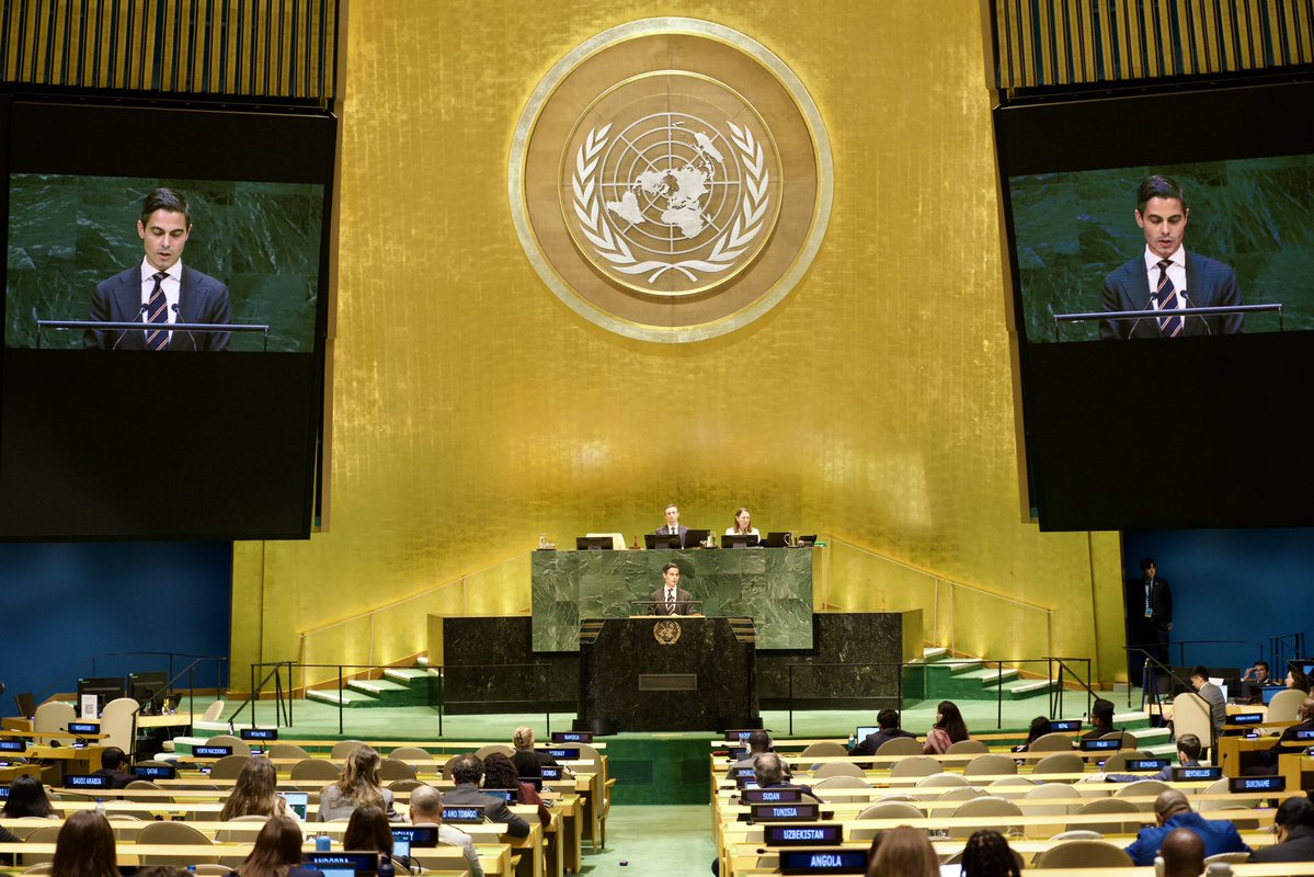 MinPres's tweet photo. “Handen af van het ICC en alle andere instituties die de internationale rechtsorde beschermen.”
 
In mijn toespraak in de Algemene Vergadering van de Verenigde Naties benadrukte ik het belang van de internationale rechtsorde, in een tijd van grove schendingen van het internationaal recht. 

Het is aan de middenmachten om het voortouw te nemen voor meer internationale samenwerking. Met als uitgangspunt dat het internationaal recht werkt voor iedereen, of voor niemand. 

Ook sprak ik over de noodzaak van ambitieuze klimaatmaatregelen. De tijd van wegkijken is echt voorbij.

Lees hier mijn volledige speech terug: https://t.co/xiYO8kVbv4