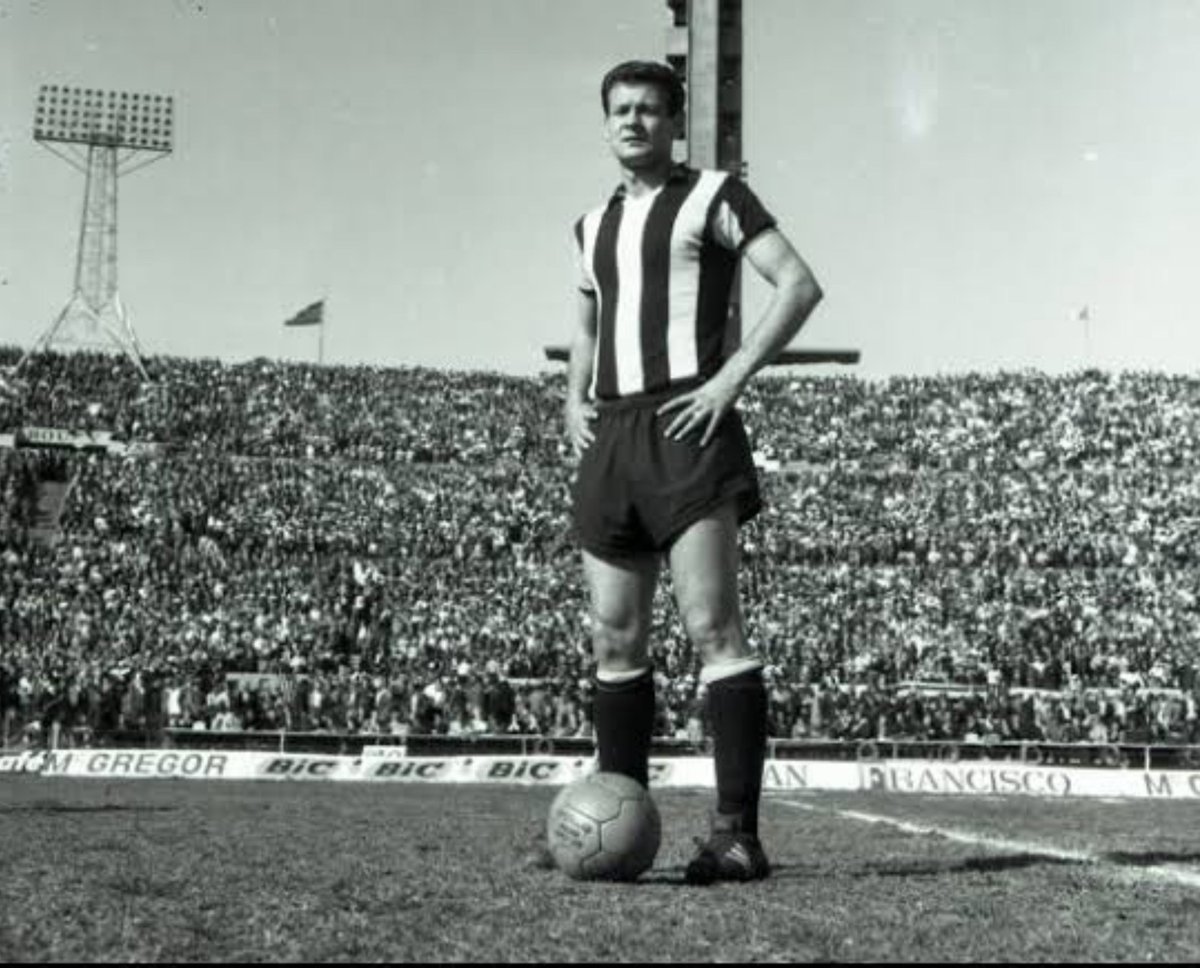 LodeonCAP's tweet photo. Con la camiseta de Peñarol uno representa a un pueblo. 
Hay que responder, hay que ganar”.

Néstor Gonçalves, Capitán de Capitanes !

#135AñosDeGloria . https://t.co/QWwLkBkOZ5