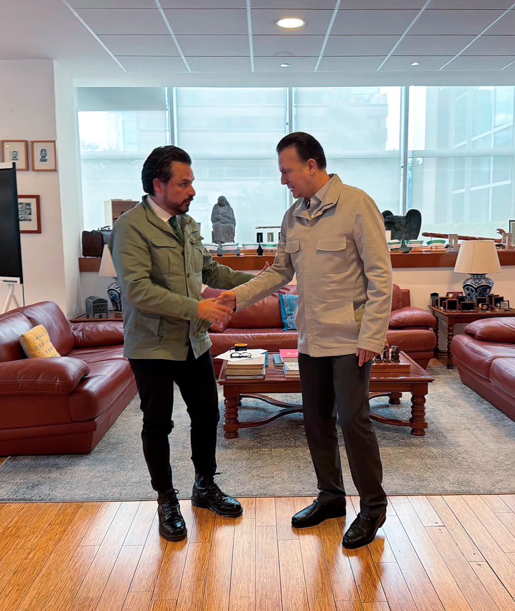 gobdgo's tweet photo. El gobernador @EVillegasV se reunió con el director general del IMSS para revisar los avances de la investigación y acordar una coordinación permanente.

El compromiso: esclarecer lo ocurrido, informar con transparencia y acompañar a las familias. https://t.co/O8zMylgd7J