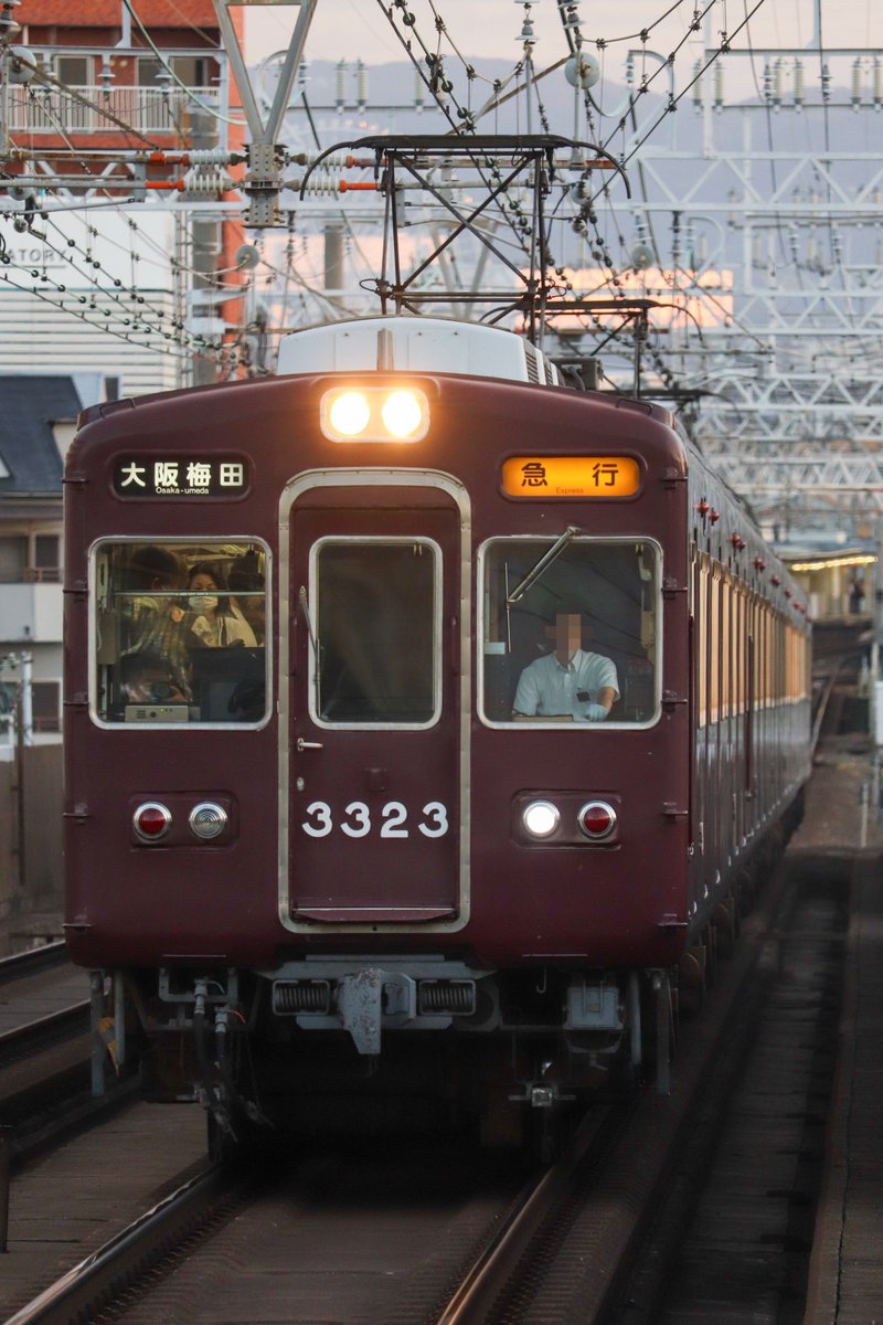 KinkiTrain's tweet photo. 2026.9.25
阪急3323f急行大阪梅田行き
阪急3323f準急天下茶屋行き
上新庄駅にて
3323fの急行と堺筋準急を久しぶりに見ることができてよかったです！ https://t.co/FFJZUnPMXv
