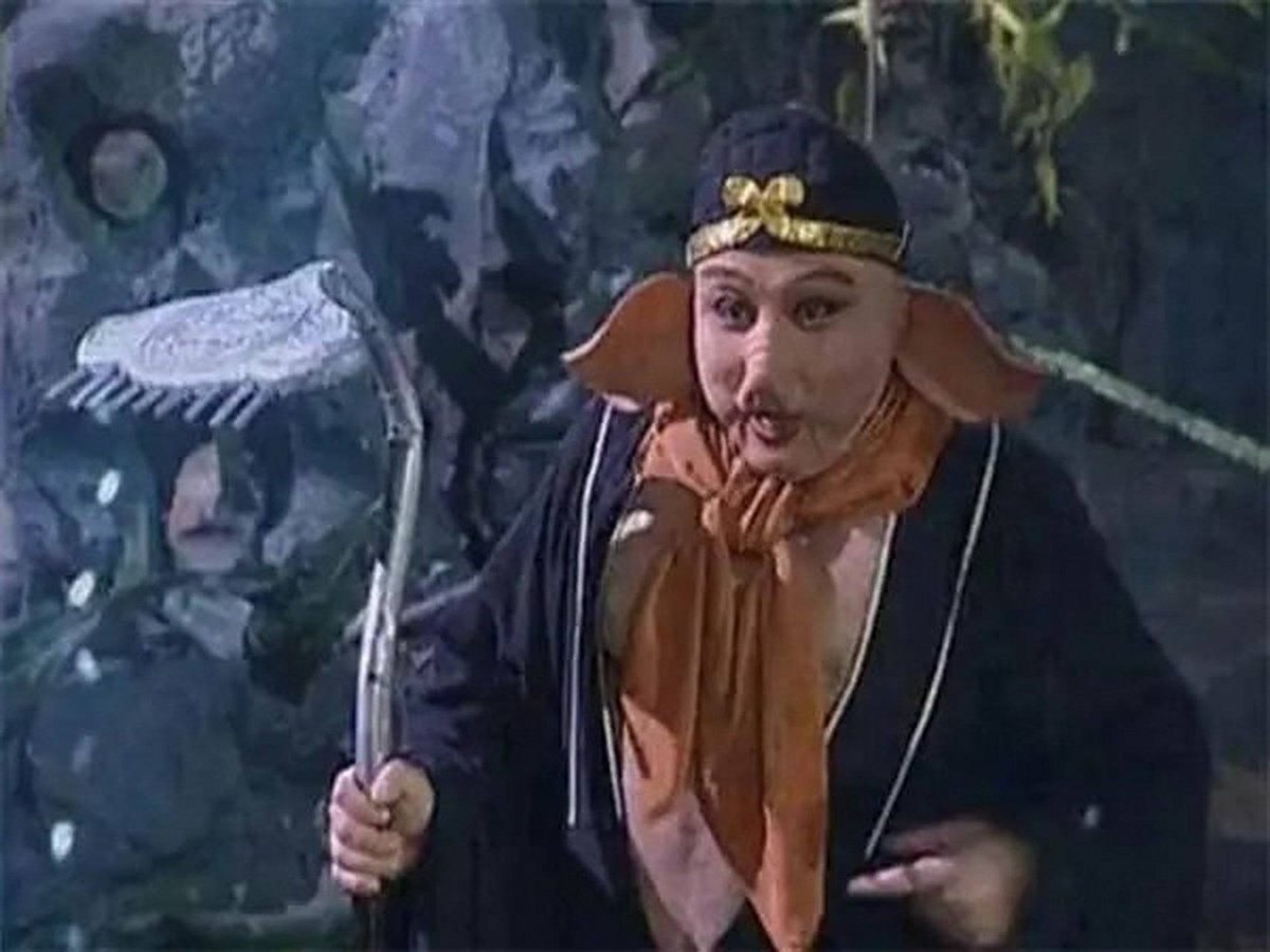 Chinaswordbot's tweet photo. 【九歯釘耙】
『西遊記』作中の猪八戒の武器。正式名「上宝沁金耙」。重さ5048斤（約3t）
太上老君が鍛えた9本の歯を持つ「まぐわ」。
『西遊記』第89回で悟空一行の武器を盗んだ黄獅精は、如意棒を差し置いて八戒の九歯釘耙を最も評価した
写真は1982年版ドラマ『西遊記』より https://t.co/0vXOMOdBET