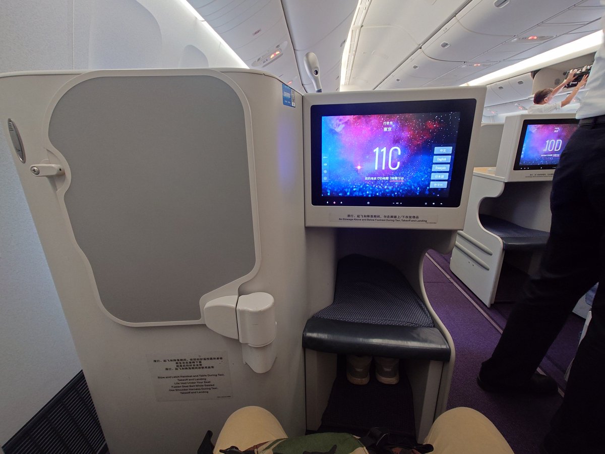 hinto19's tweet photo. サマルカンドで有名なシャーヒズィンダ廟群に行ってきました。
シルバーウィークのせいか、ウズベキスタンは日本人めちゃ多いですね〜😅
物価も安いからかな？
今帰りの飛行機に乗ってます。安かったのでちょっとだけ奮発して人生初のビジネスクラスに乗りましたw横になって寝れるって偉大だわ🤣 https://t.co/Y4mTzOAZcj