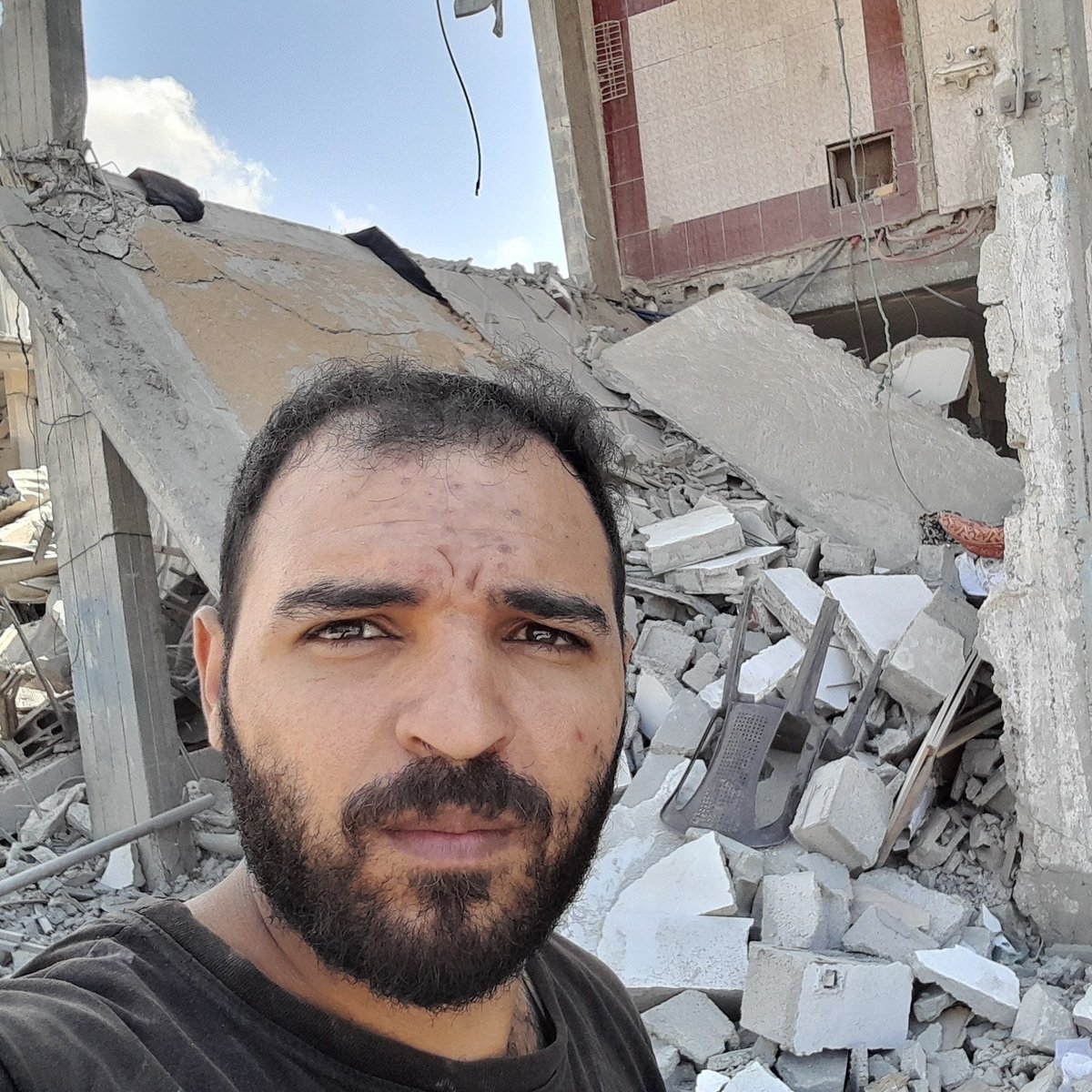 mr9158684's tweet photo. We are still alive in Gaza… 🥹🇵🇸

Despite everything, we are still trying to hold on.

If you see this photo, please don’t scroll past in silence.

Write anything — even a single dot means so much to us and reminds us that we are not alone. 🥹💔🙏
https://t.co/BJVuYZyg08 https://t.co/Cx0C0XirbP