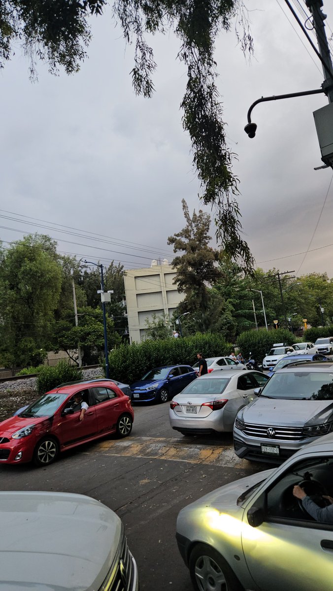YezabelSanchez's tweet photo. @transito_CDMX A ver cuándo hacen algo. El plan sexenal colapsado porque nadie pone orden. @AlcaldiaMHmx ¡pongan orden! Es un desmadre.😡 https://t.co/PG0MW9nqMA