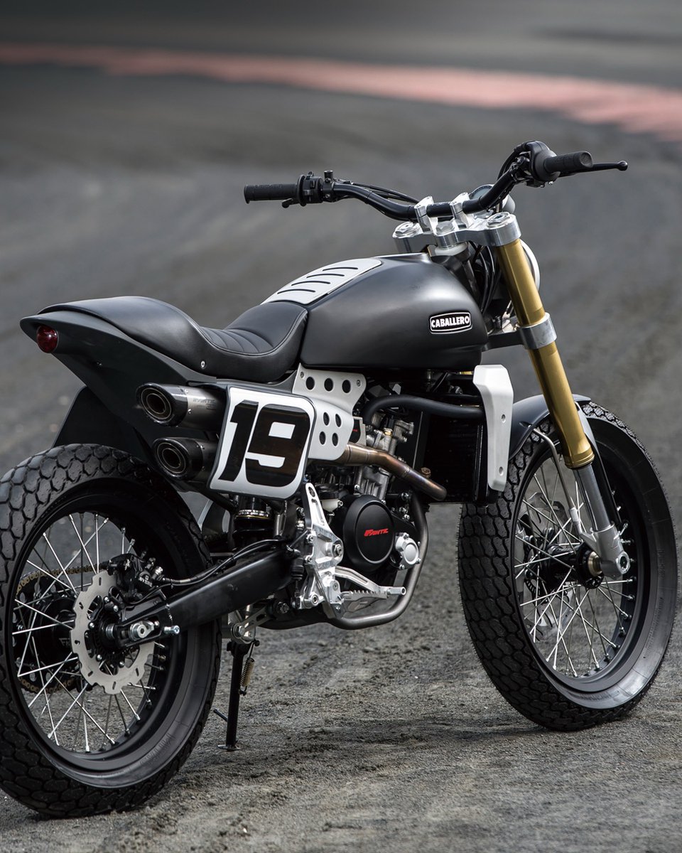 FanticJapan's tweet photo. 【CABALLERO FLATTRACK 125】
ファンティック・キャバレロなら、125ccでここまで本気のフラット��ラックスタイルが楽しめる。
レースマシンさながらの前後19インチホイールに、41mm径・倒立フォーク、ABS付きの前後ディスクブレーキを装備。 https://t.co/H8blubDtVK