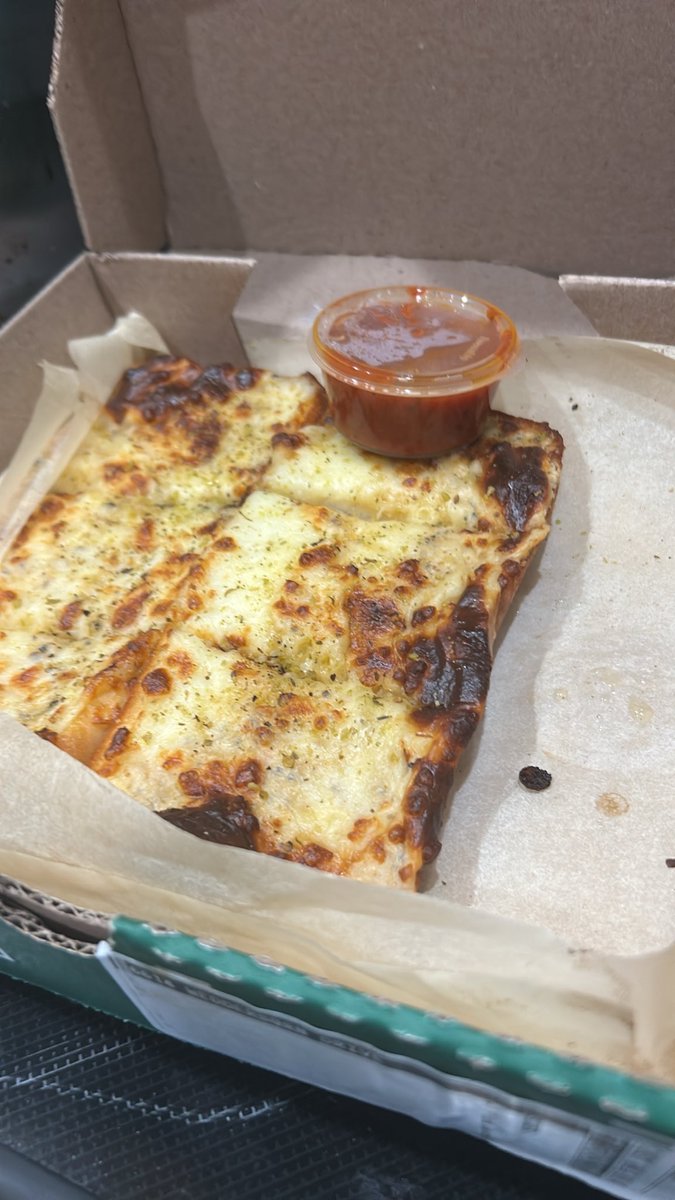 jarnett5's tweet photo. @PapaJohns do better give more sauce for cheese bread,  not enough sauce for all pieces https://t.co/TPzgQJTTPC