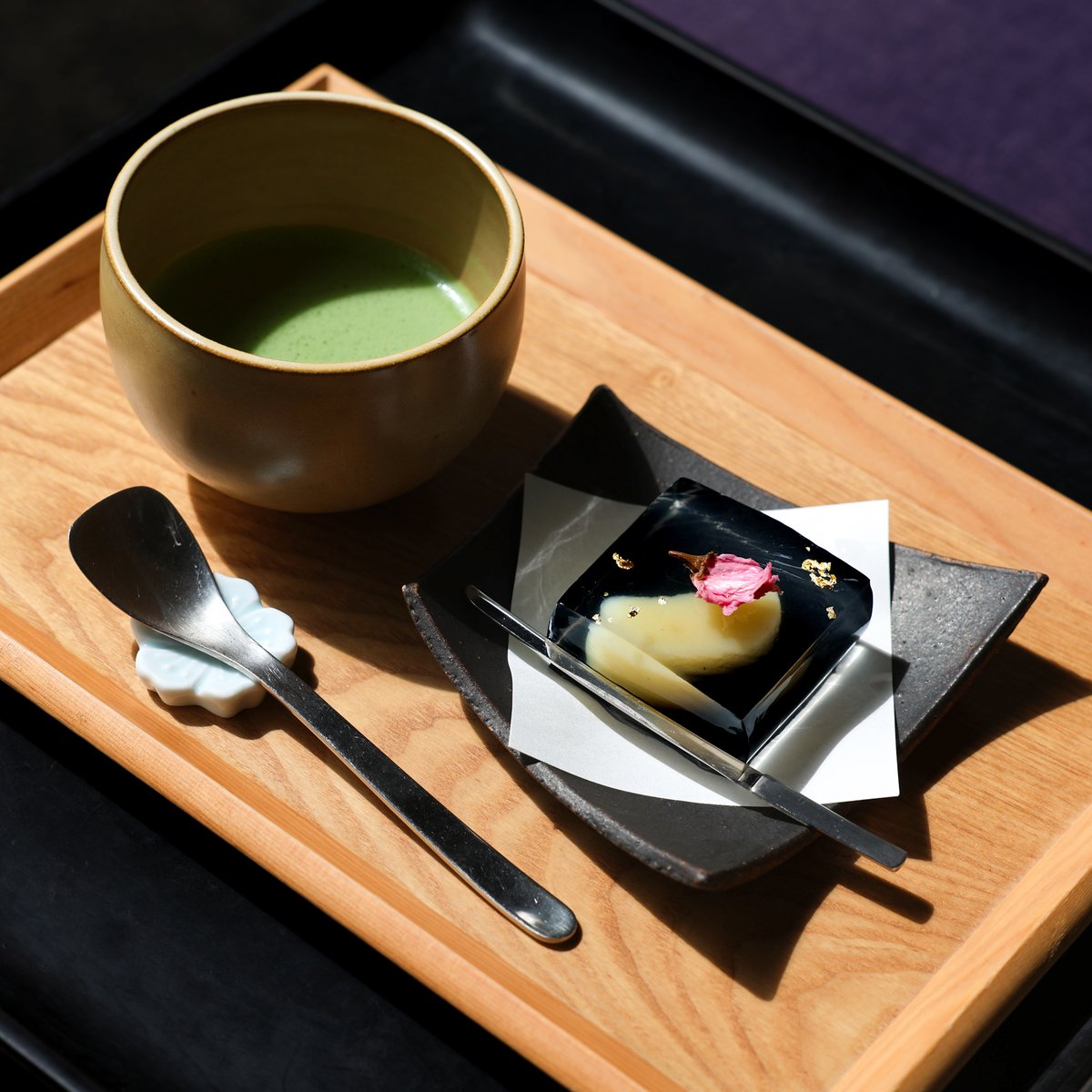 TNM_PR's tweet photo. 🍵#TOHAKU茶館🍵
本館3室にて10月25日(日)まで展示中の国宝「太刀(名物　三日月宗近)」をイメージした「錦玉羹とお抹茶のセット」(税込2,200円)をご用意しています✨

凛と涼やかな味わいとともに、上から、横から、そして断面を眺めて、その美しさをお楽しみください。

*10月25日(日)まで提供予定
*詳細は、TOHAKU茶館公式Instagramをご確認ください。

https://t.co/F8SEJYBdzh

#東京国立博物館 #ミュージアムカフェ #刀剣