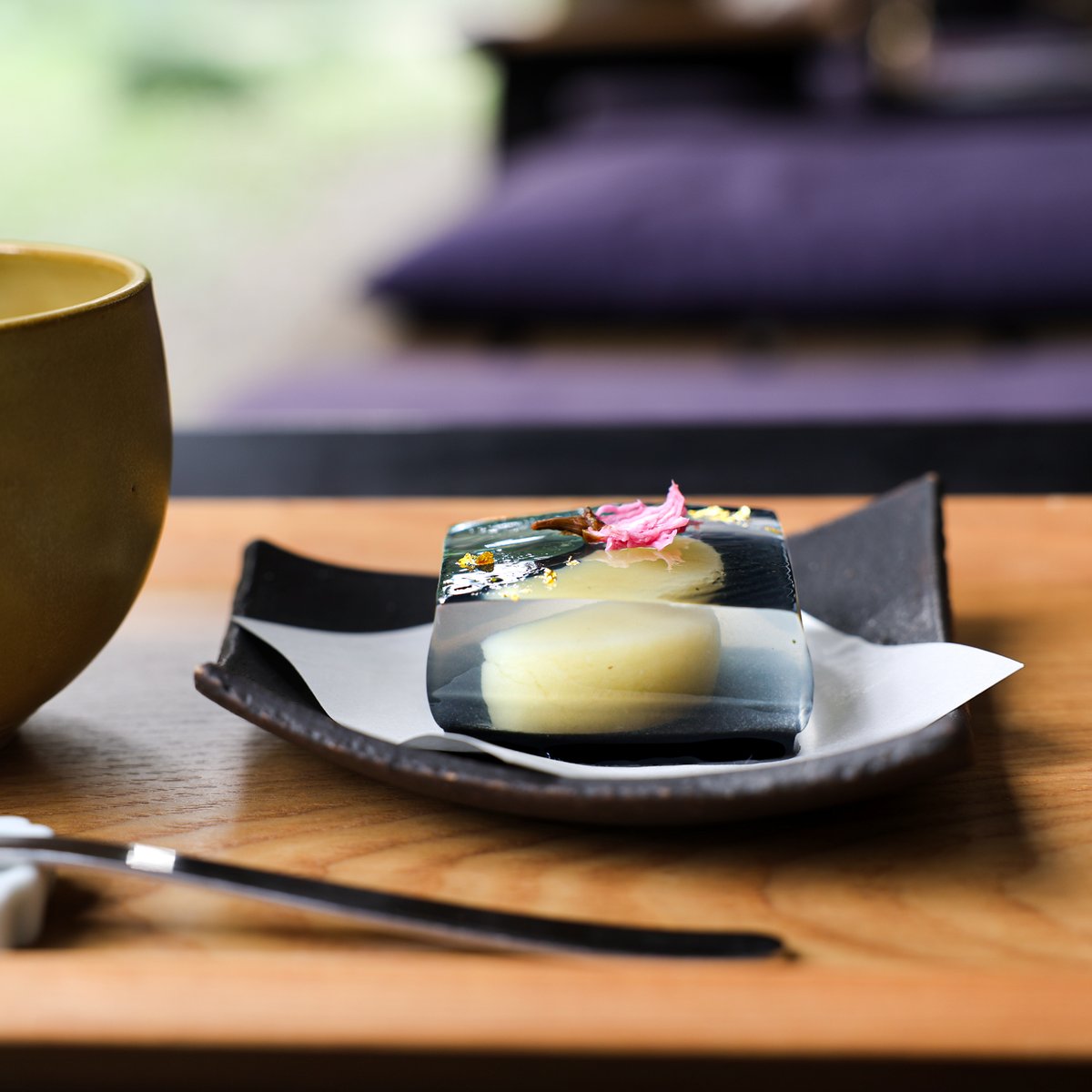 TNM_PR's tweet photo. 🍵#TOHAKU茶館🍵
本館3室にて10月25日(日)まで展示中の国宝「太刀(名物　三日月宗近)」をイメージした「錦玉羹とお抹茶のセット」(税込2,200円)をご用意しています✨

凛と涼やかな味わいとともに、上から、横から、そして断面を眺めて、その美しさをお楽しみください。

*10月25日(日)まで提供予定
*詳細は、TOHAKU茶館公式Instagramをご確認ください。

https://t.co/F8SEJYBdzh

#東京国立博物館 #ミュージアムカフェ #刀剣