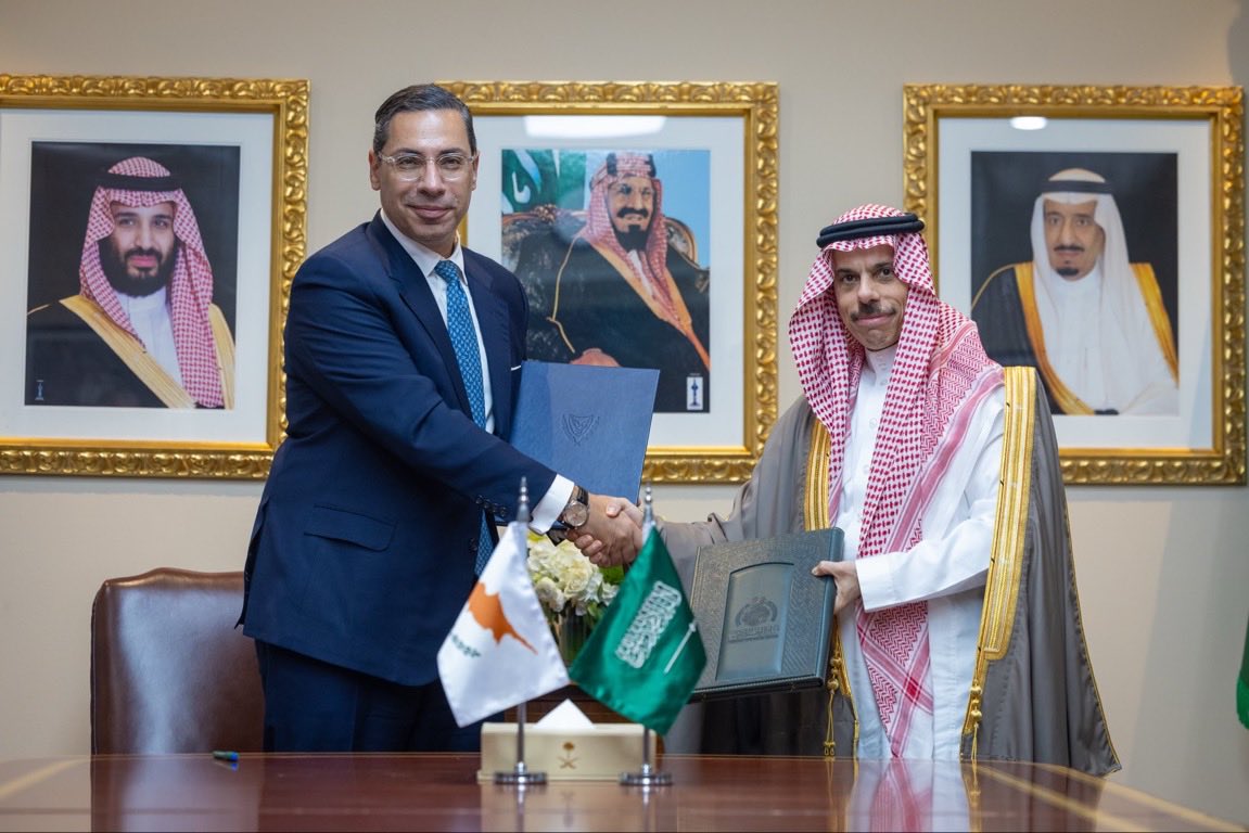 KSAmofaEN's tweet photo. Concluding the meeting, HH Prince @FaisalbinFarhan and H.E. @ckombos signed a cooperation program in the field of diplomatic training between @KSAPSAIDS and the Diplomatic Academy of @CyprusMFA. The program aims to establish and strengthen cooperation in research activities and training programs, serving common interests and enhancing mutual benefits.