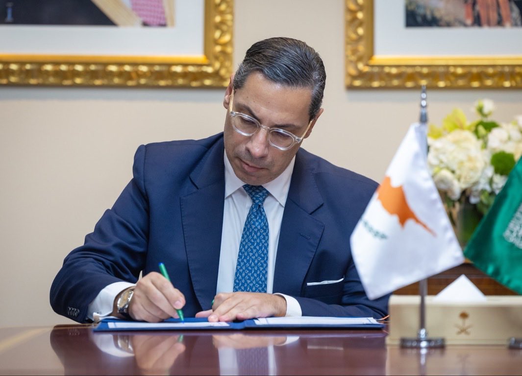 KSAmofaEN's tweet photo. Concluding the meeting, HH Prince @FaisalbinFarhan and H.E. @ckombos signed a cooperation program in the field of diplomatic training between @KSAPSAIDS and the Diplomatic Academy of @CyprusMFA. The program aims to establish and strengthen cooperation in research activities and training programs, serving common interests and enhancing mutual benefits.