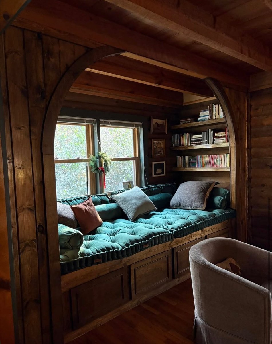 Watchman_motto's tweet photo. Curved reading alcove. The dark wood gives an extra cozy feeling. https://t.co/Nstz6aRvSs